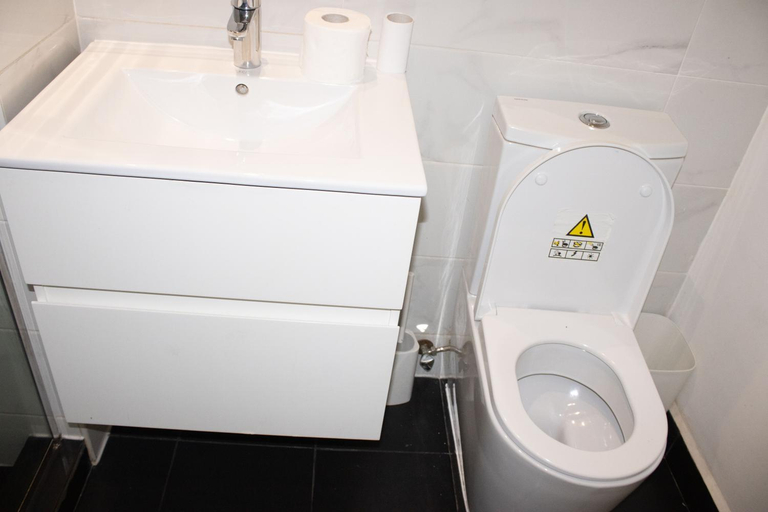 Bathroom 3, EBS legend embassy garden by EBS LEGEND LIMITED, Accra