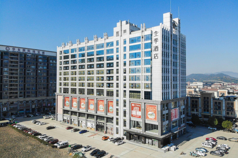 Exterior & Views