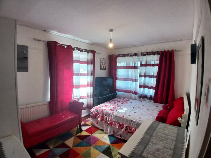 Bed, Charming London Guest Room with Garden BBQ, London