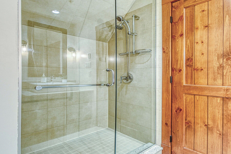 Bathroom 4, 12 Versant Soleil, Les Laurentides