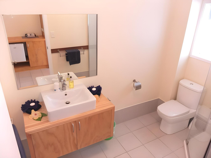 Bathroom 5, Club Raro Resort, Rorotonga