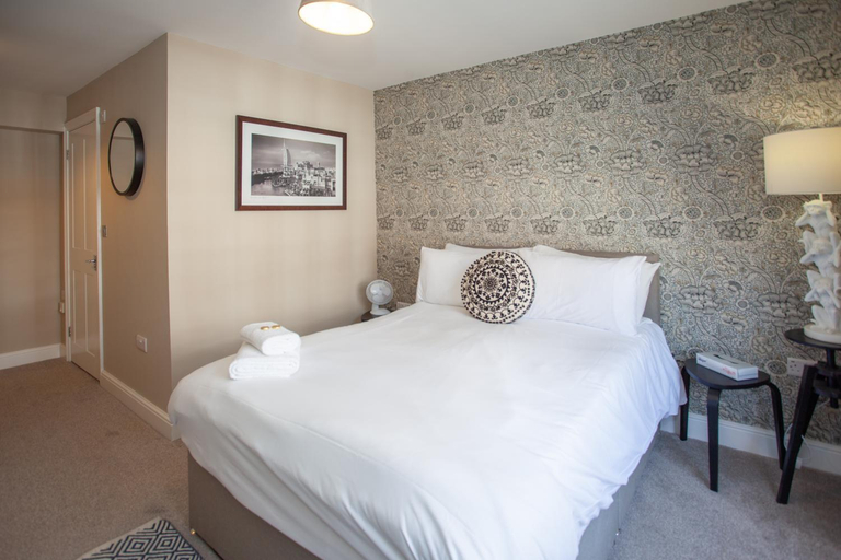 Bedroom 4, The Crown, Poole