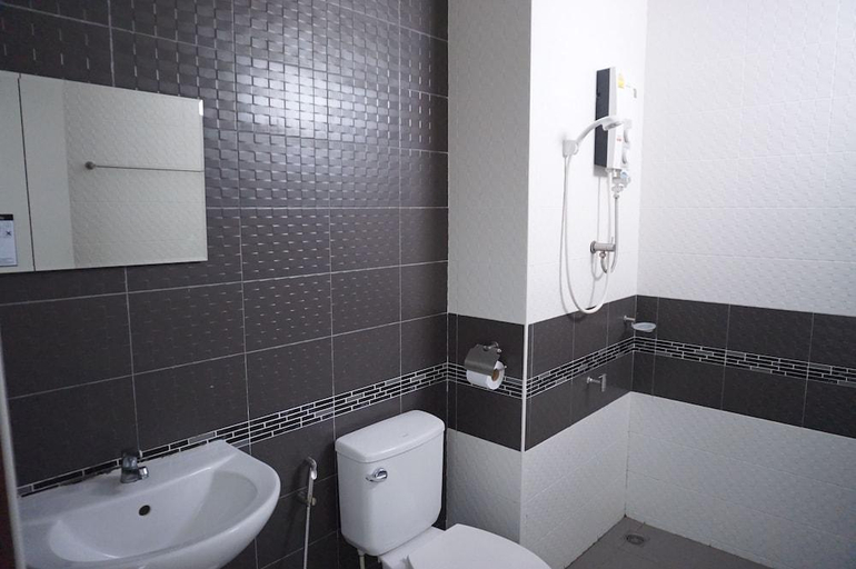 Bathroom 3, The Boutique Hostel, Muang Chumphon
