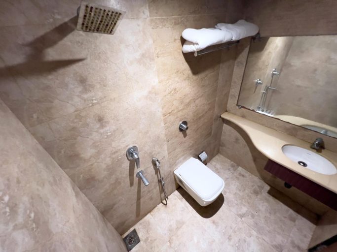 Bathroom 4, Gateway Star Hotel, Mumbai Suburban