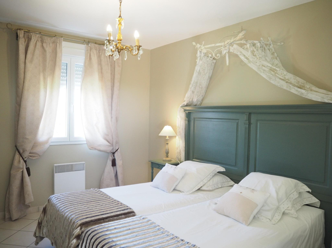 2, Charming Holiday Villa with Pool, Vaucluse