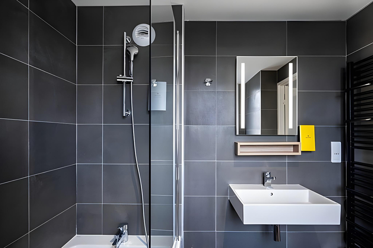 Bathroom 5, Staycity Aparthotels near Disneyland Paris, Seine-et-Marne