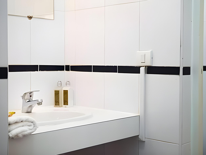 Bathroom 3, La Madrague-Surf Beach Sea, Dakar