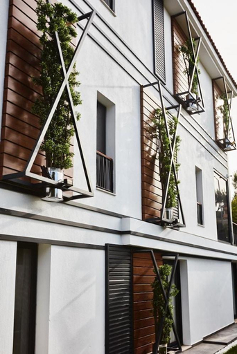 Exterior & Views
