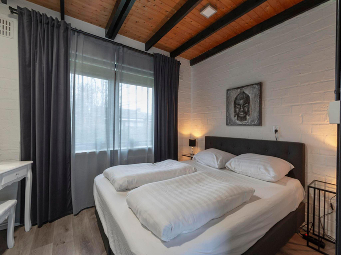 Bedroom 2, Boerenslag-2 bungalow, 5-guests opposite Beach, Zijpe