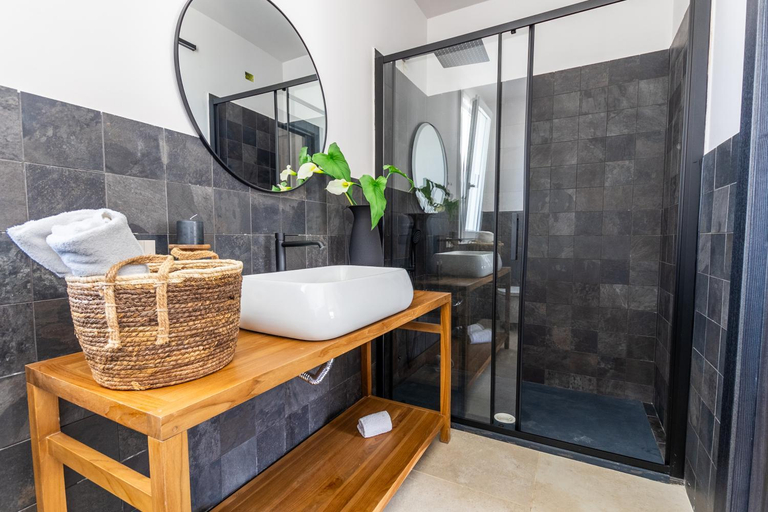 Bathroom 5, Cala Coralli, Syracuse