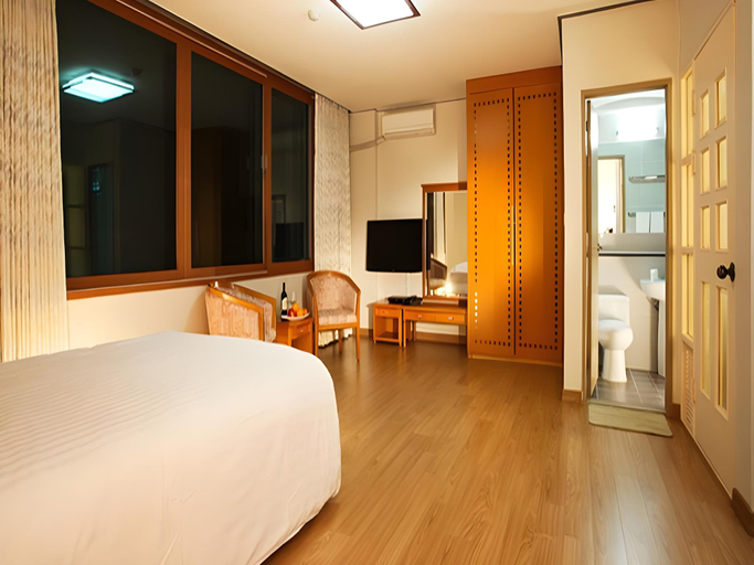 Bedroom 2, The K Seoraksan Family Hotel, Sokcho