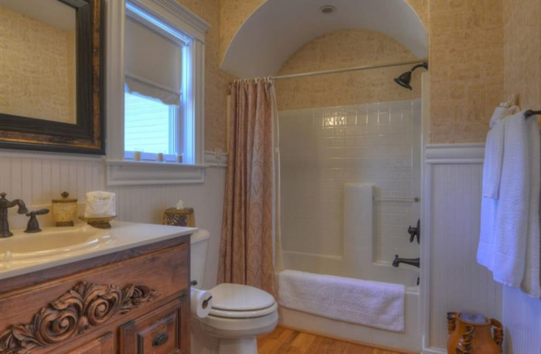 Bathroom 4, The Victoria Bed & Breakfast, Benton
