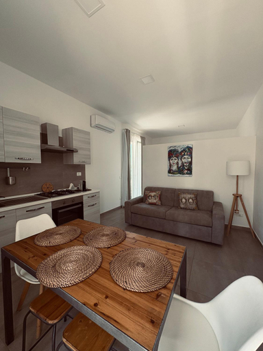 Others 5, Villa Joseph, Syracuse