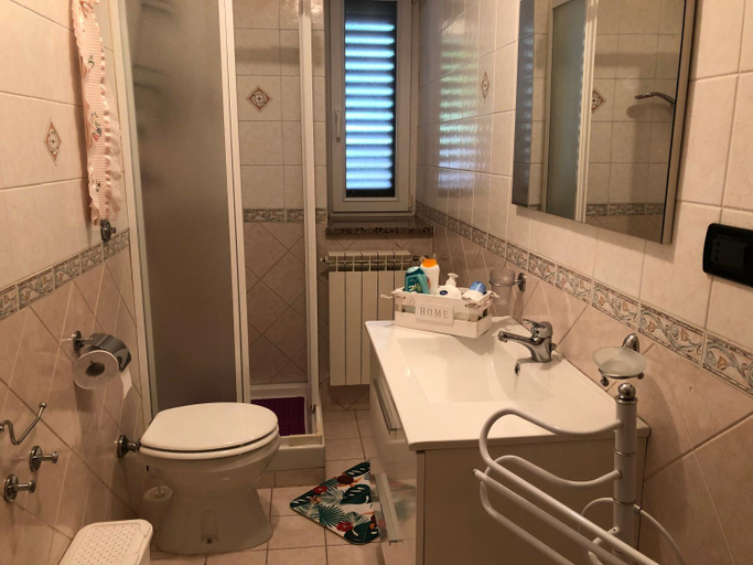 Bathroom 2, La Maison Fleurie, Cosenza