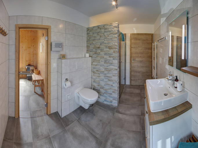Bathroom 3, Chalet Gamsknogel mit privatem Pool und Whirlpool, Traunstein
