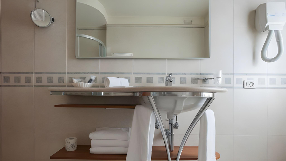 Bathroom 4, PHI Hotel Astoria, Treviso