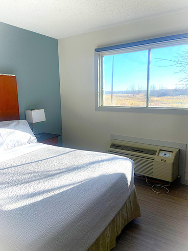 Bedroom 5, Sunset Inn, Division No. 5