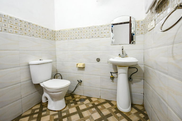 Bathroom 4, Hotel Diamond Ring Chandigarh, Chandigarh