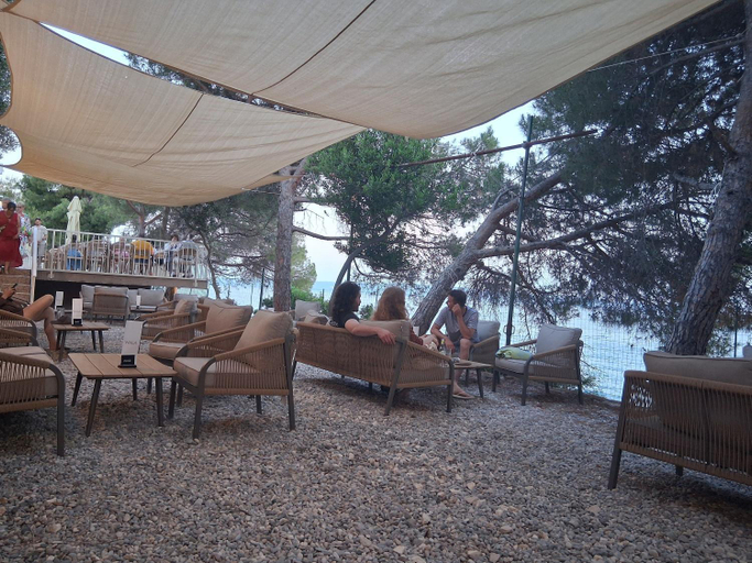 Food & Drinks, Apartments Bartulic, Okrug