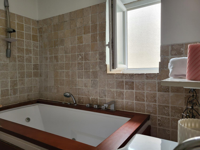Bathroom 3, Chambre avec parties communes en bord de mer, Aude
