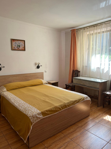 Bedroom 2, Oreste, L'vivs'ka