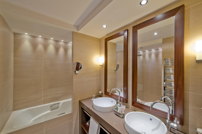 Bathroom 5, Le Nouveau Monde Hotel, Ille-et-Vilaine