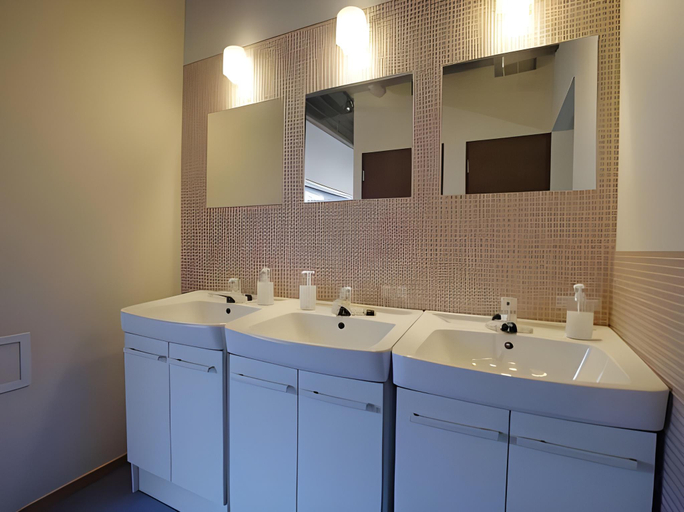 Bathroom 5, Cinnamon Guest House Dogo, Matsuyama