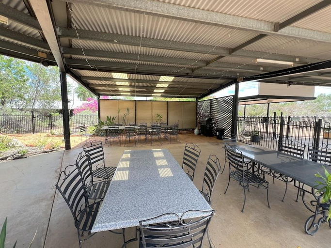 Others 4, Outback Adventures Backpackers, Longreach