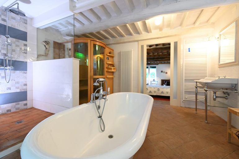 Bathroom 2, Villa Lucchesi, Lucca