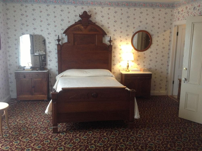 Bedroom 3, Bridgeport Inn, Mono