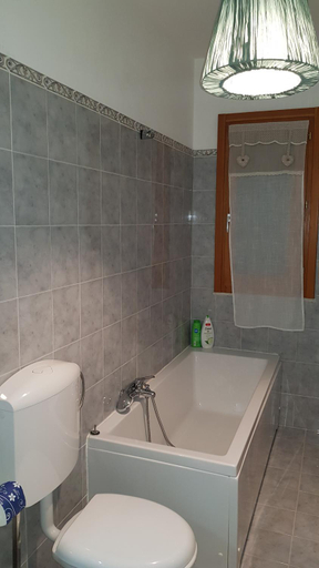 Bathroom 2, La Pietra di Noto, Syracuse