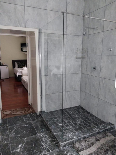 Bathroom 3, Convent Hill Lodge, Uthukela