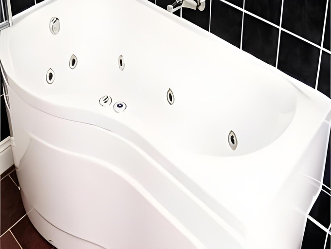 Bathroom 4, Oakover guest house, North Somerset
