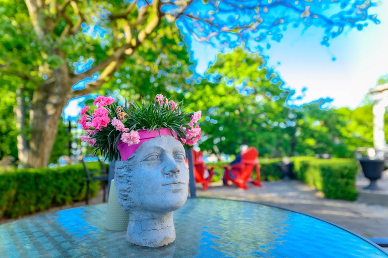 Sport & Beauty, The Old Bank House, Lake Ontario