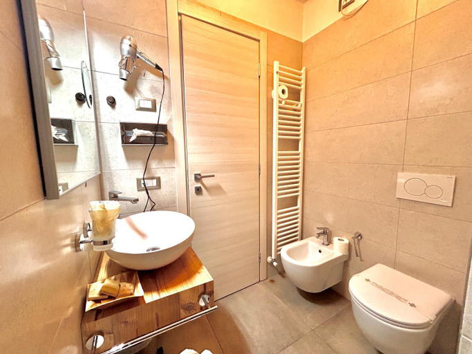 Bathroom 4, Hotel Centrale, Belluno
