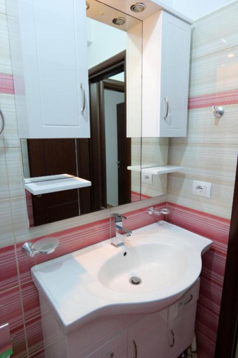 Bathroom 3, Sunborn Apartments, Sarandës