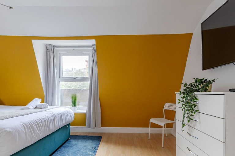 Bedroom 2, Charming & Spacious 3BR 2BR House in Paddington!, London