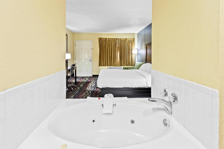 Bathroom 4, Americas Best Value Inn Grayson, Carter