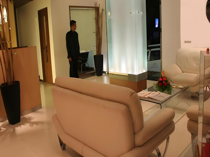 Public Area 2, Le Royce, Pune