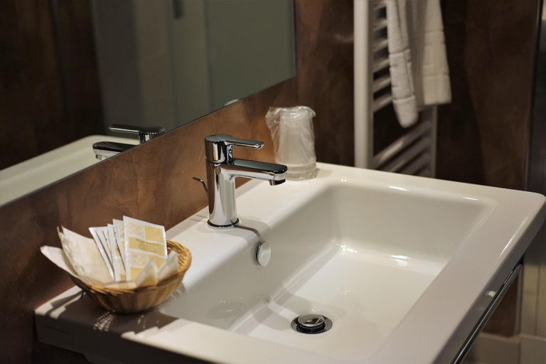 Bathroom 4, Casa Santo Nome di Gesu, Florence