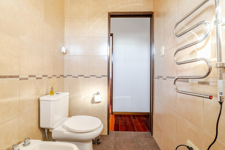 Bathroom 2, Complejo Abaurrea, Capital