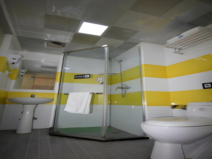 Bathroom 4, 7 Days Inn Yantai Dahaiyang Raod Railway Station, Yantai