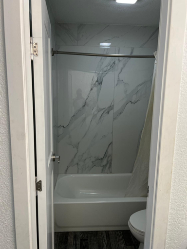 Bathroom 4, crown inn, Shelby