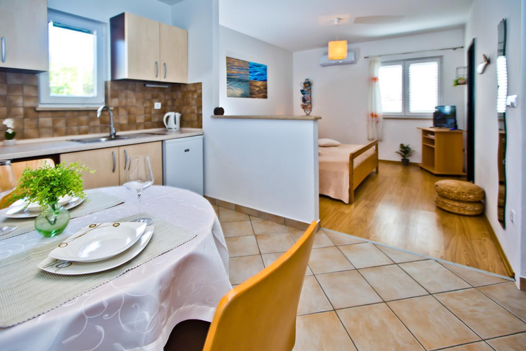 Others 4, HVAR apartments 8 min to the beach, Hvar
