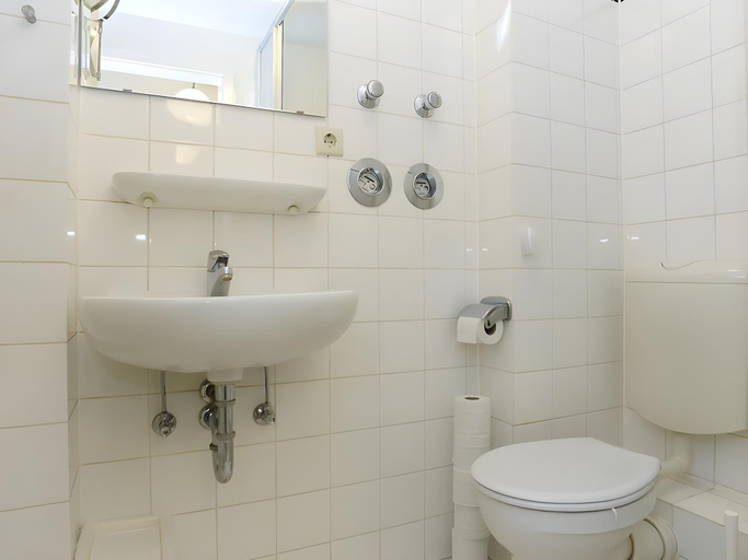 Bathroom 2, Raja Jooseppi Apartments, Berlin