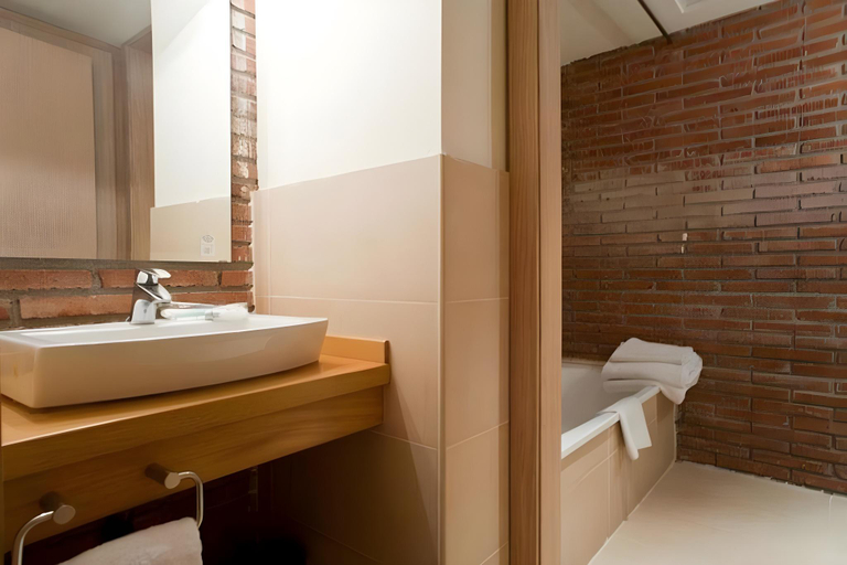 Bathroom 4, Serennia Apartments Arc de Triomf, Barcelona
