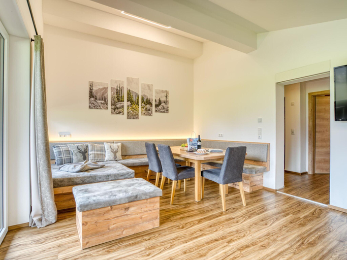Others 5, Chalet in Neukirchen with Mountain Views, Zell am See