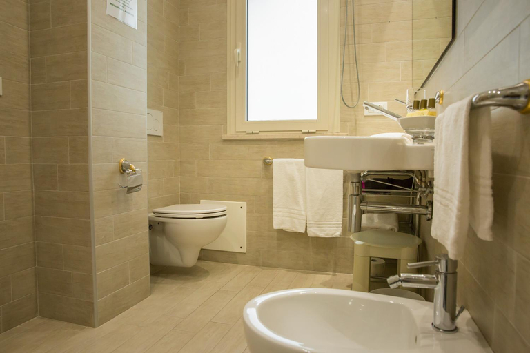 Bathroom 2, Hotel Lady G, Teramo