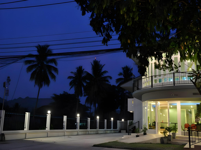 Exterior & Views