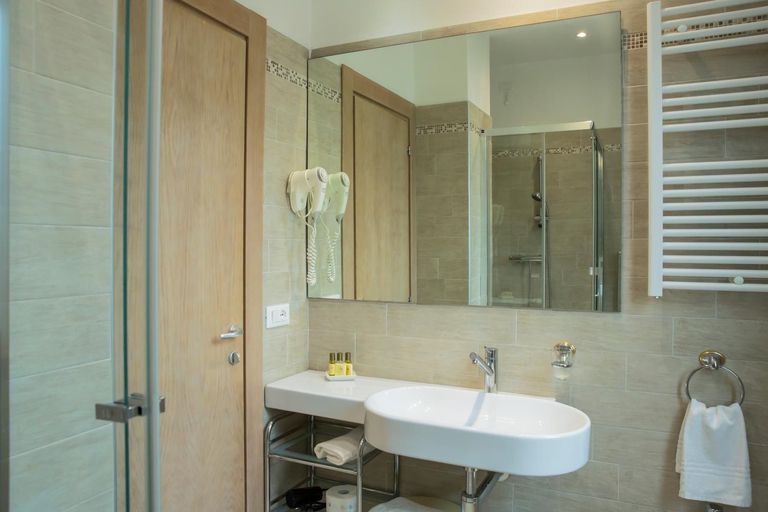 Bathroom 5, Hotel Lady G, Teramo